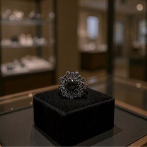 Floral design ring, surrounded w/smokey quartz stones 🩶